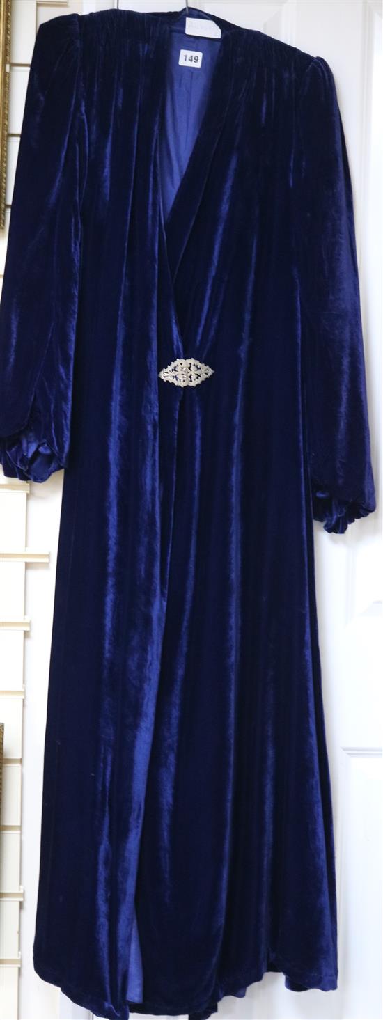 A 1940s blue ring velvet evening coat